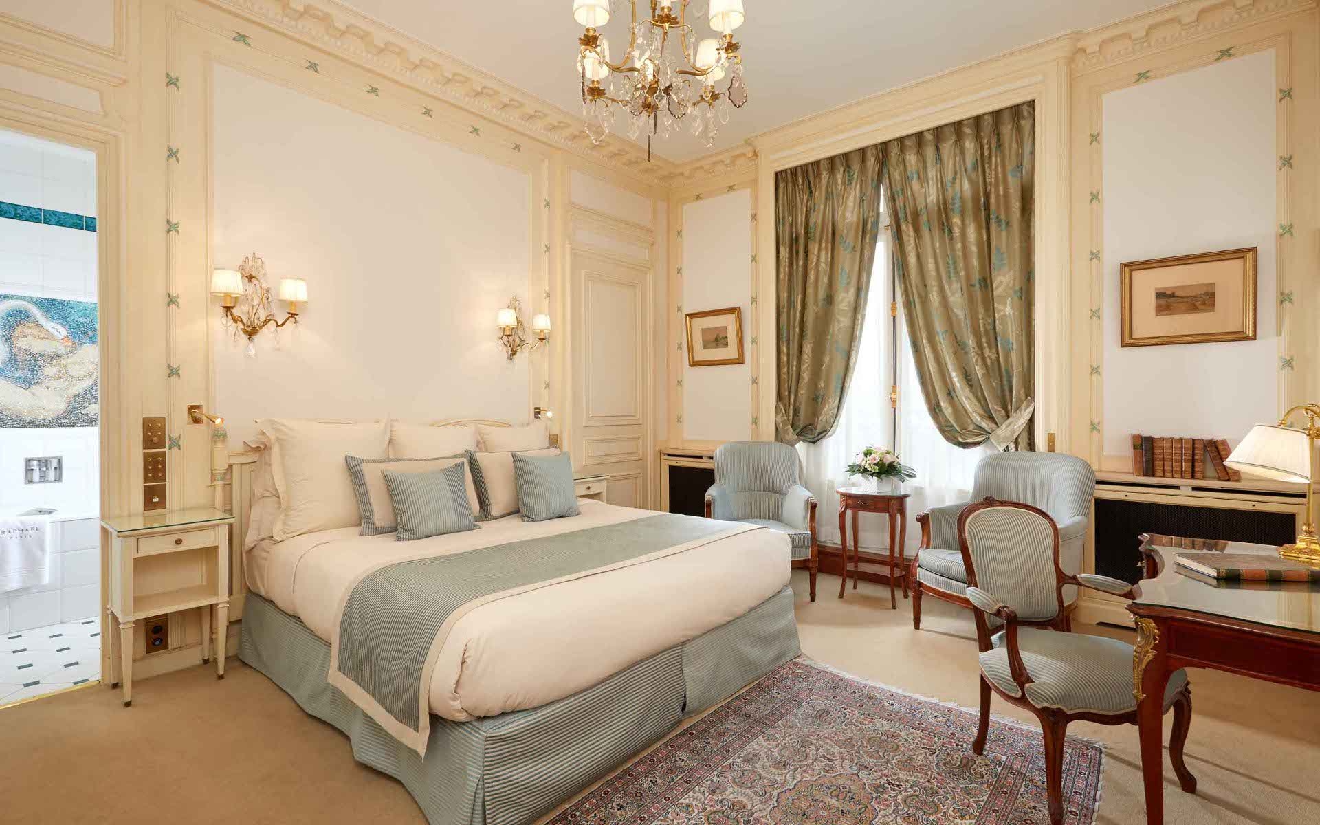 266/1-Home/Room Superior 3 -  Hotel Raphael Paris-min.jpg